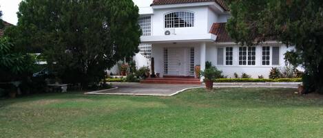 Located on a very quiet road in the very central Liguanea/Barbican area.