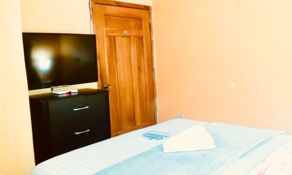 Bedroom: 40” 1080P Smart HDTV with FREE
Netflix, Queen size bed & more