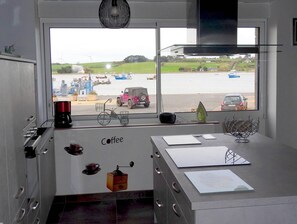 cuisine avec vue sur le port
