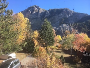 La Pommière en automne - vue de la chambre à trois lits