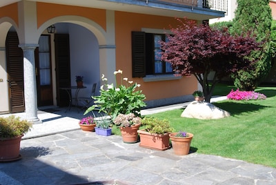 Casa con jardín a pocos pasos de la playa y del centro.