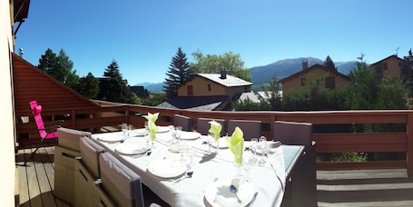 Terrasse avec vue panoramique sur les montagnes