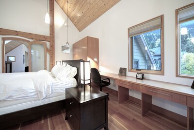 Gorgeous Ski-In/Ski-Out Timber Frame Chalet - Best Views At KHMR