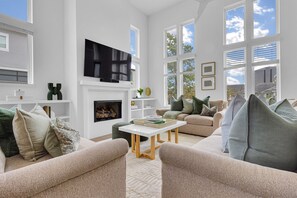 Living Room w/ TV, fireplace, and Bose speaker!