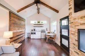 Kitchenette/living room