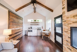 Kitchenette/living room