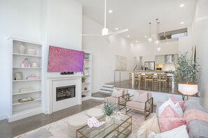 Living Room w/ TV, Fireplace, and Bose Speaker!