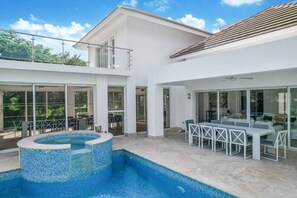 Lake View Villa: Outdoor dining area by the pool and Jacuzzi