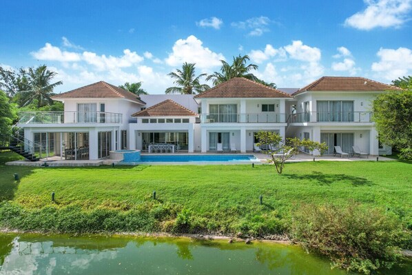 Lake View Villa: 8-bedroom luxury vacation rental with pool, Jacuzzi, and full staff