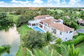 Lake View Villa: Aerial view of the property and surroundings