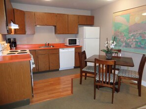 Kitchen / Dining Area