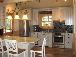 Fully Remodeled Kitchen, Kitchen Aide, Bosch, etc. 