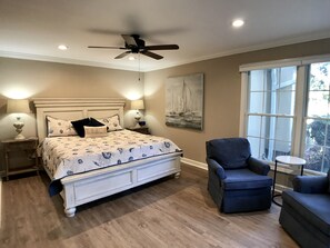 Roomy Master Bedroom: KING BED TV w/Cable and Netflix, etc. Lagoon/Golf Views!