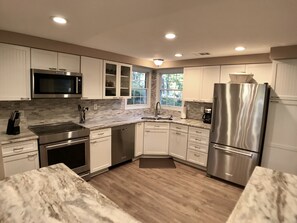 New Designer Kitchen fully stocked w/ Stainless KitchenAid, Granite & Marble!