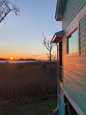 Side view of the guest apartment back deck.