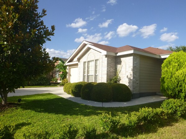 Welcome home! Northwest San Antonio, Sea World, and Lackland Air Force Base.