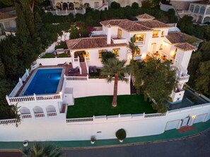 Elegant villa with private pool, garden and terraces, 500m from Costa del Sol beaches.