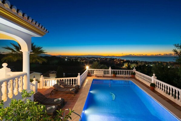 Private pool with panoramic sea views, ideal for soaking up the sun.