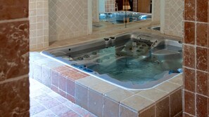 Indoor spa tub