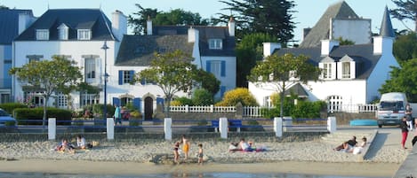 La maison, depuis la plage du port.