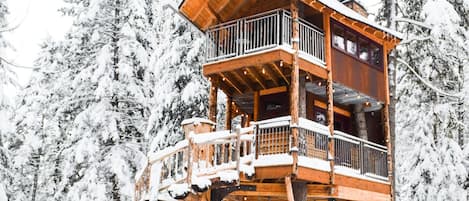 treehouse winter wonderland