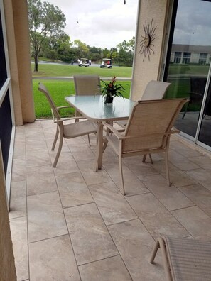 Screened, tiled, corner lanai.
