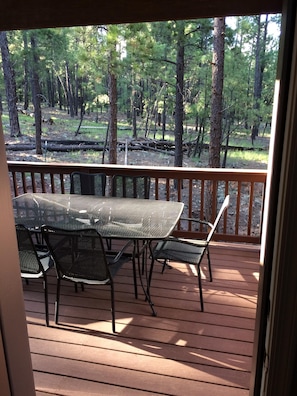View of the table that seats 6 on the deck.