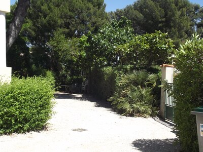 Apartment T2 Air conditioning summer / winter surrounded by a garden, private parking