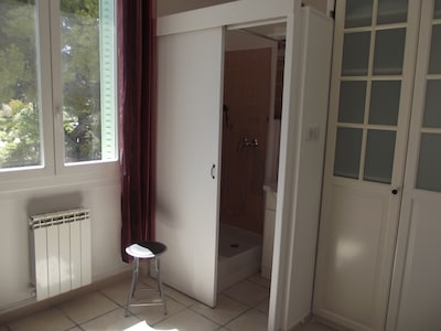 Apartment T2 Air conditioning summer / winter surrounded by a garden, private parking