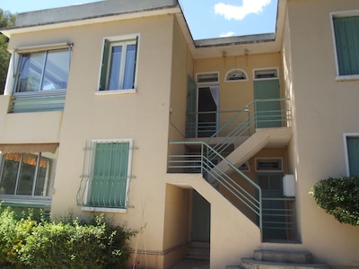 Apartment T2 Air conditioning summer / winter surrounded by a garden, private parking