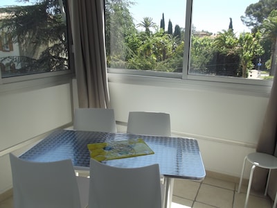 Apartment T2 Air conditioning summer / winter surrounded by a garden, private parking