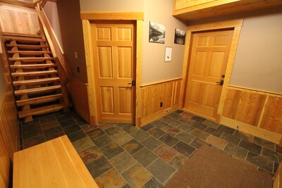 True Ski-in/Ski-Out Luxury Timberframe Chalet at KHMR - 4 BR,3 Ba, Hot Tub