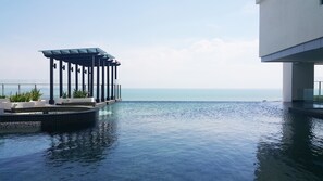 Infinity pool