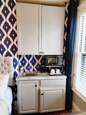 Kitchenette, coffee, micro, mini fridge.  forthillinn.com