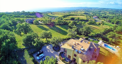 Villa en la colina con una vista encantadora del lago entre Umbría y Toscana