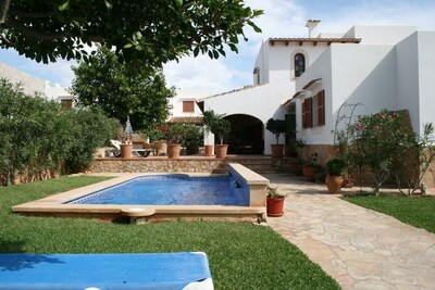 Zona tranquila, cerca de la playa y servicios con AA / CC y piscina privada.