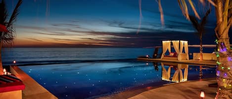 Oceanfront Villa infinity pool..
Shared by all Villas and Casitas.