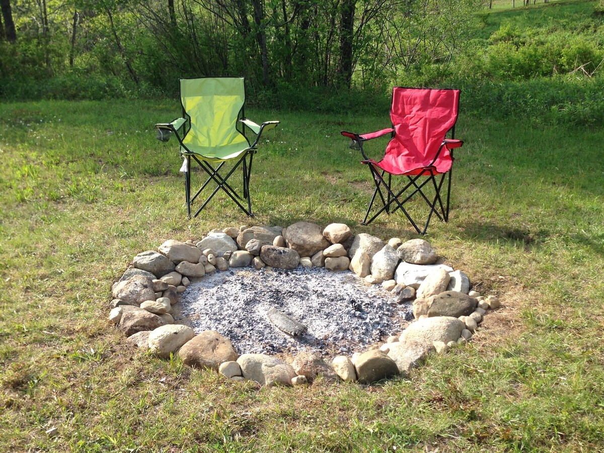Cozy Hideaway near Ludlow/Okemo. HOT TUB!!