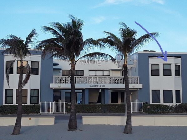 Front and Center on the Famous Hollywood Broadwalk. Oklahoma and N. Surf Rd.