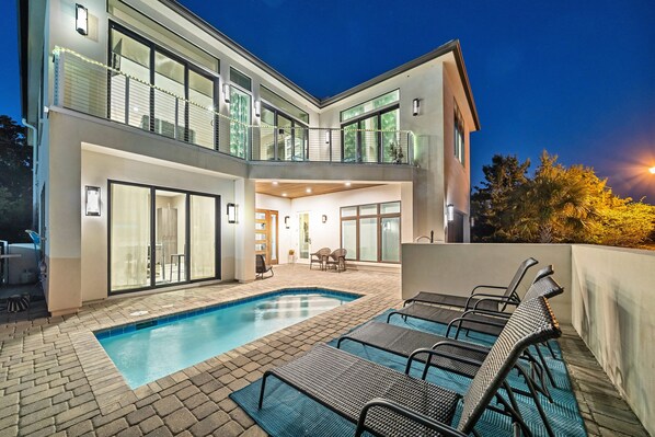 Flamingo Destination is A Newly Remodeled 6 Bedroom and 6 Bathroom Stunner!