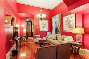Vibrant liv. room sits shotgun style behind the dining area. Queen sleeper sofa.