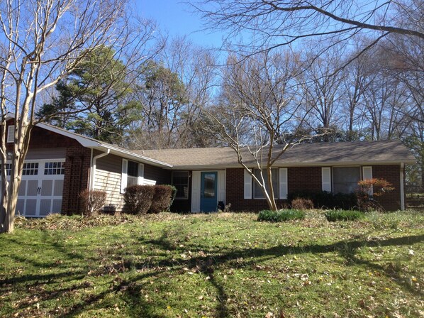 Warm 3 BR Cozy Ranch in Friendly South Charlotte