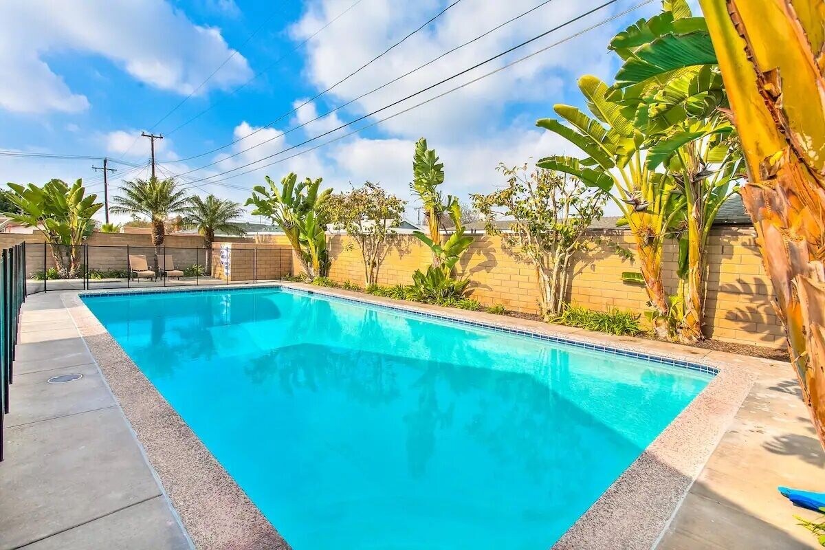 Across Disney Big Pool Home 20m Walk~ 4 Bedrooms/3 Bath