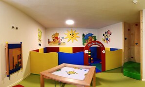 Zona de juegos infantil cubierta