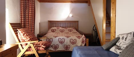 Double bedroom on mezzanine level. Additional single bed. Drawer space.