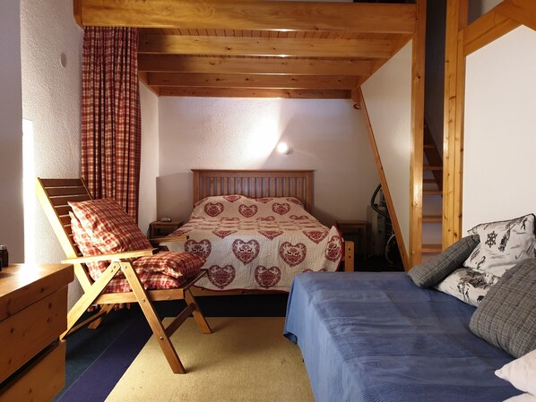 Double bedroom on mezzanine level. Additional single bed. Drawer space.