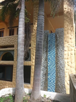 Piscina con cascata