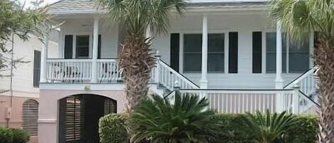 Raised beach house with parking underneath,  quiet cul-de-sac overlooking marsh