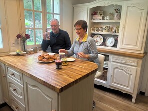 Kitchen with breakfast bar