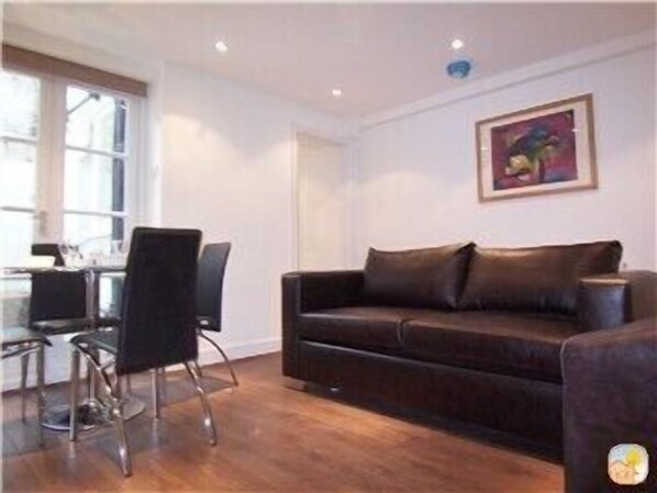 Reception room with doors to patio